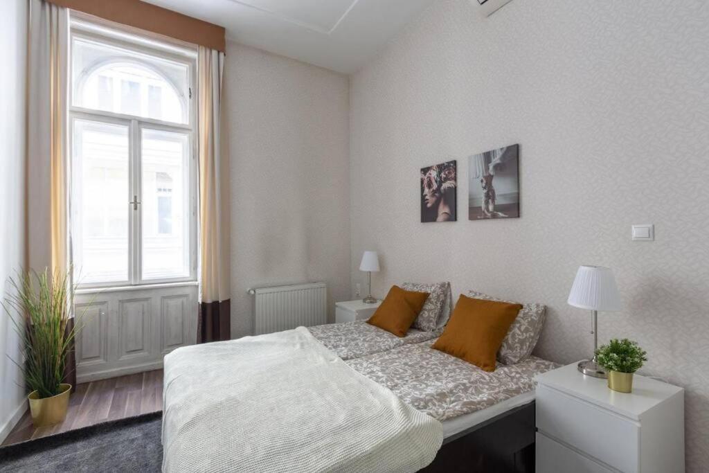 Chic, Captivating Space Near Opera House Boedapest Buitenkant foto